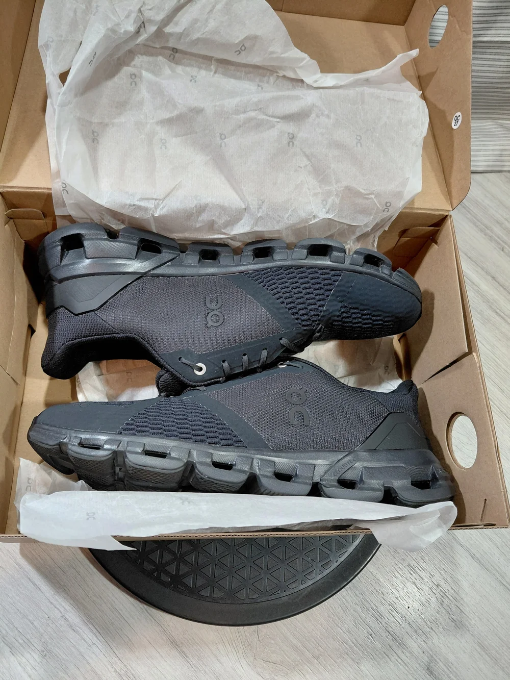 NWT On Mens Cloudflyer Triple Black Running Shoes SIZE MENS 11